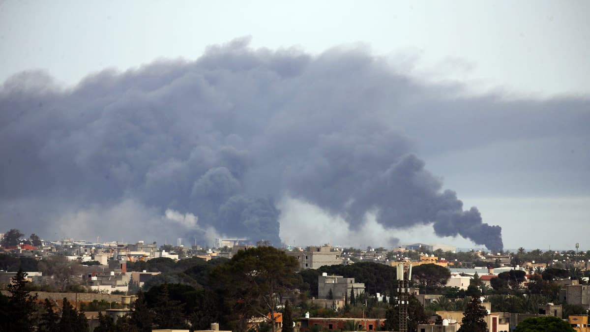 Savu nousee Tripolin päällä kranaatti-iskujen jälkeen.