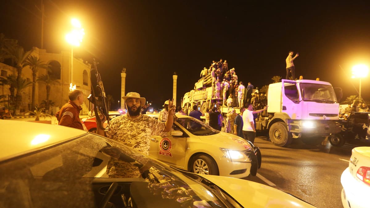 Hallituksen sotilas juhlii Tripolissa.