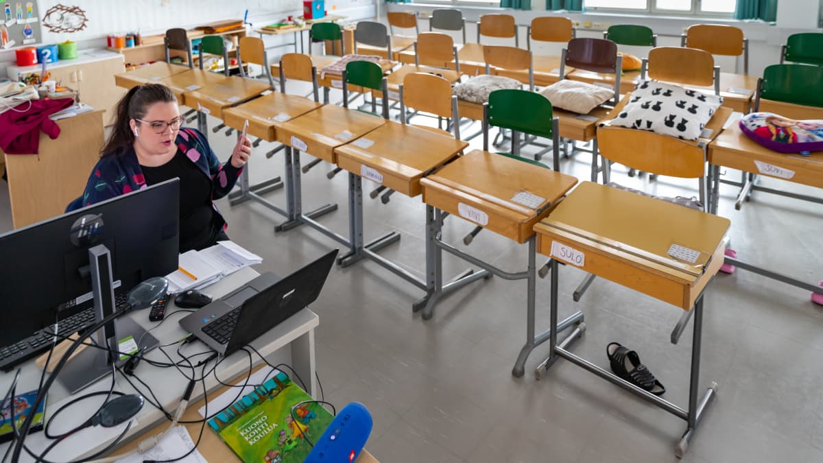 Luokanopettaja Anniina Lucenius tyhjässä luokassa Peltosaaren koulussa Riihimäellä.