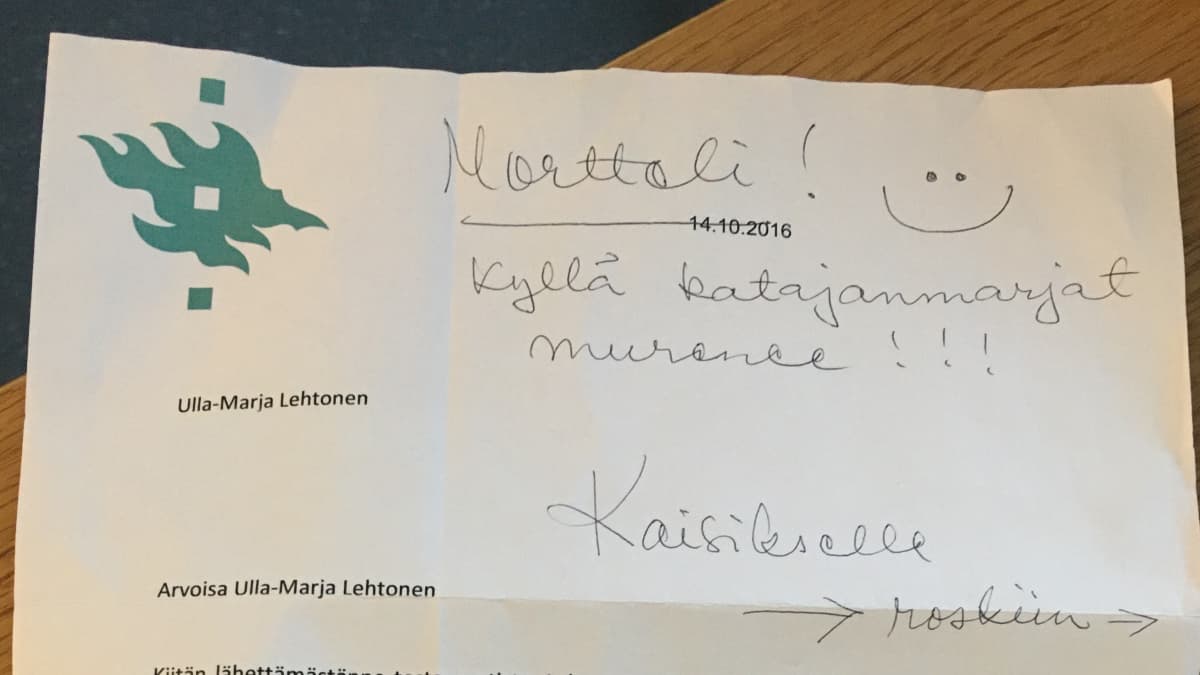 Ulla-Marja Lehtosella oli tapana uusiokäyttää papereita ja yliopiston kiitoskirjeeseenkin hän on tehnyt muistiinpanon tyttärelleen.
