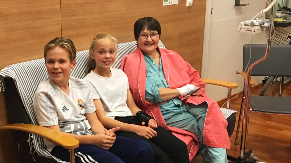 Ulla-Marja Lehtosen lapsenlapset kävivät tervehtimässä mummaa sairaalassa.