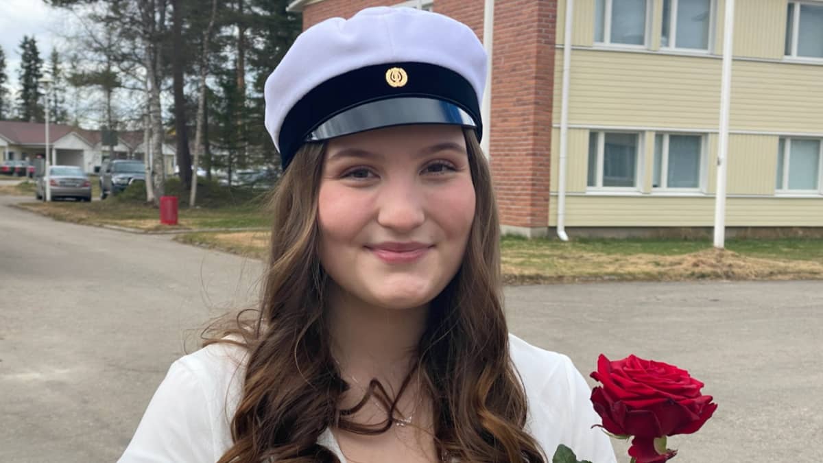 Juulia Alatorvinen on yksi Ivalon lukion tuoreista ylioppilaista.