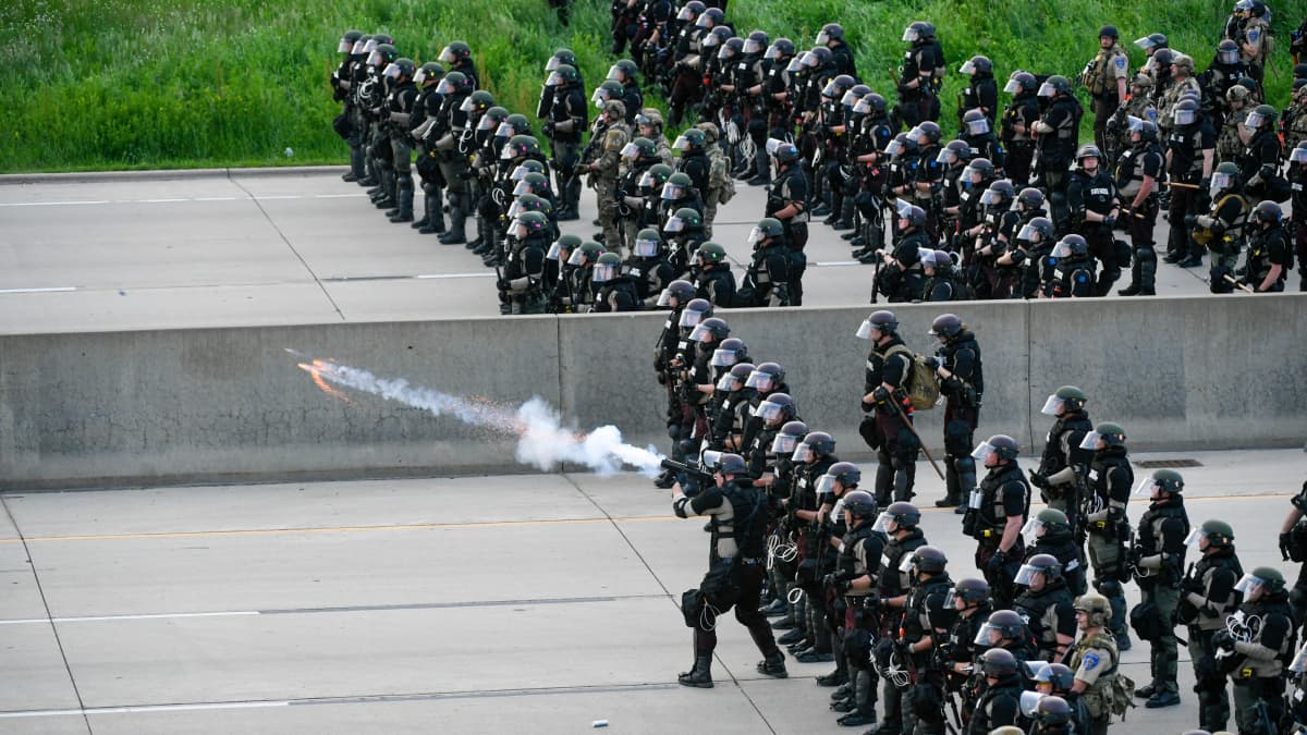 Turvallisuusjoukot ampuivat kyynelkaasua kohti mielenosoittajia St Paulissa Minnesotassa 31. toukokuuta