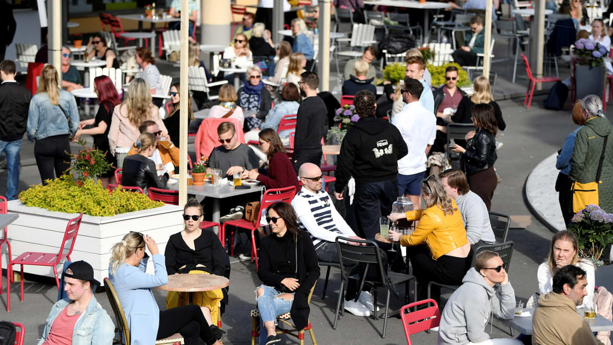 Ihmisiä Lasipalatsin Laiturin terassilla Helsingissä 1. kesäkuuta