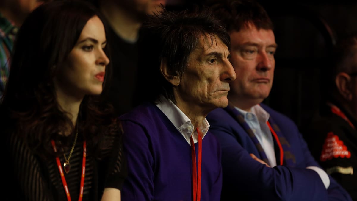The Rolling Stonesin kitaristi Ronnie Wood (kesk.) on tuttu näky snookerkatsomoissa yhdessä Jimmy Whiten (oik.) kanssa.