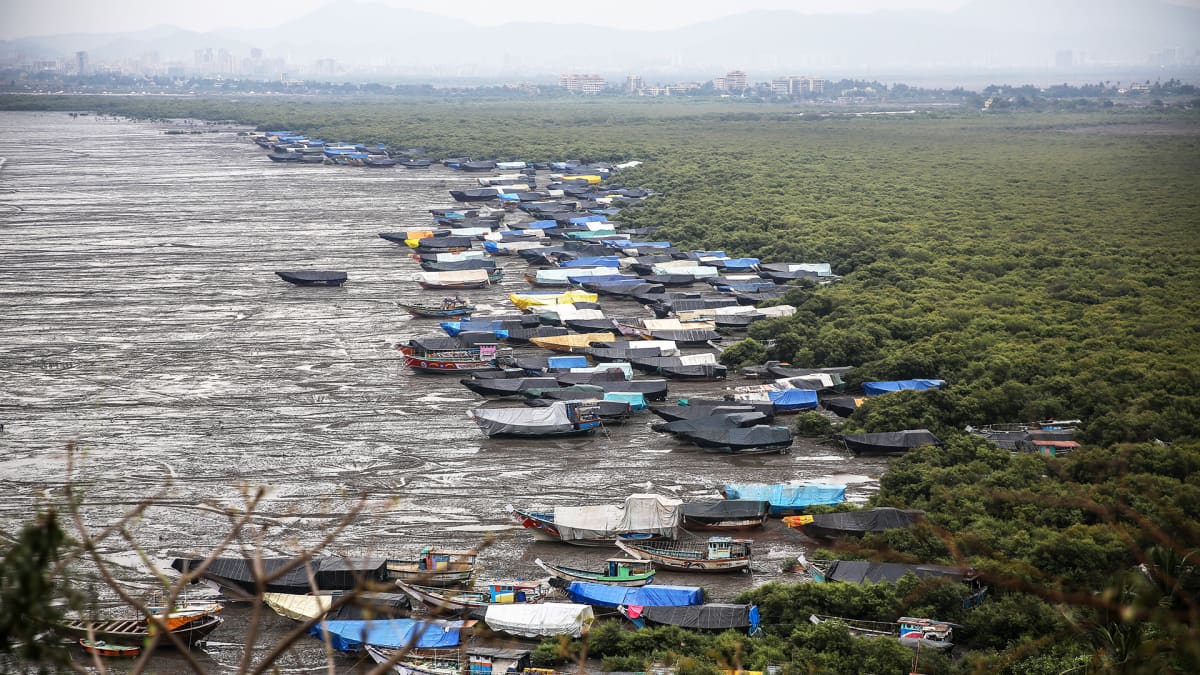 Rannalle vedettyjä kalastajaveneitä Uttanin kylän rannassa lähellä Mumbaita.