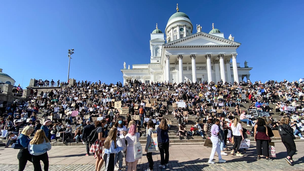 Helsinki demonstrators join global anti-racism protest | News | Yle Uutiset