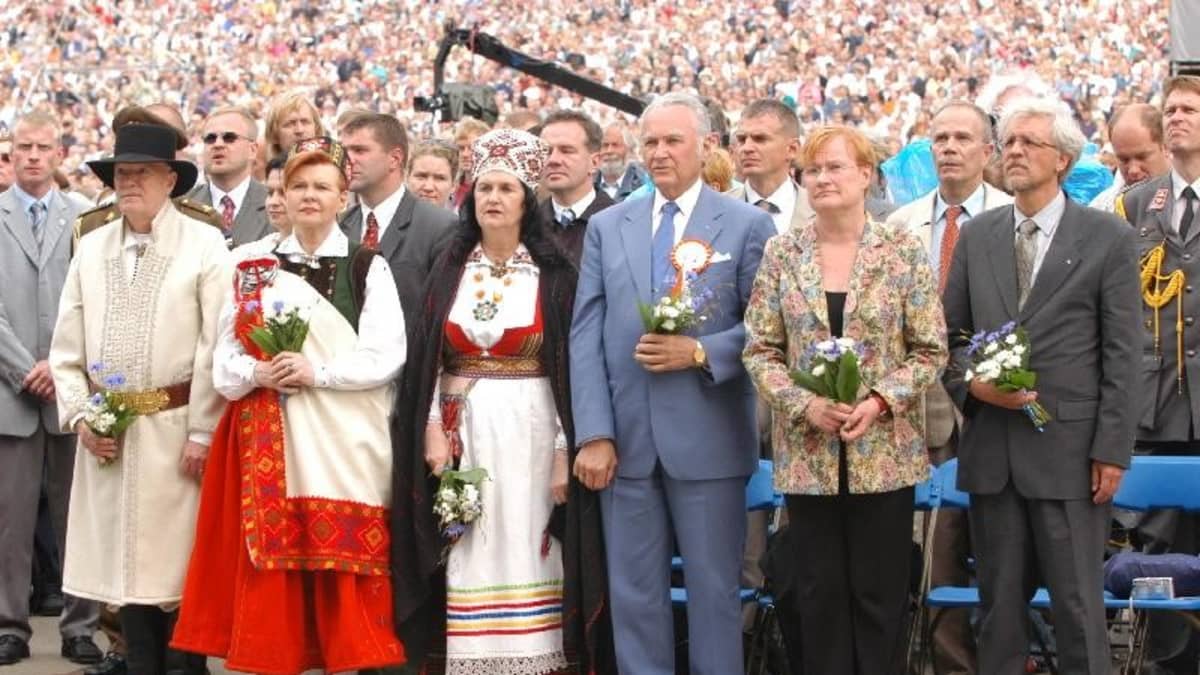 Suomen ja Viron presidentit vierailevat säännöllisesti toistensa luona. Viron kielen taidostaan tunnettu presidentti Tarja Halonen osallistui Tallinnan laulujuhlille vuonna 2004.