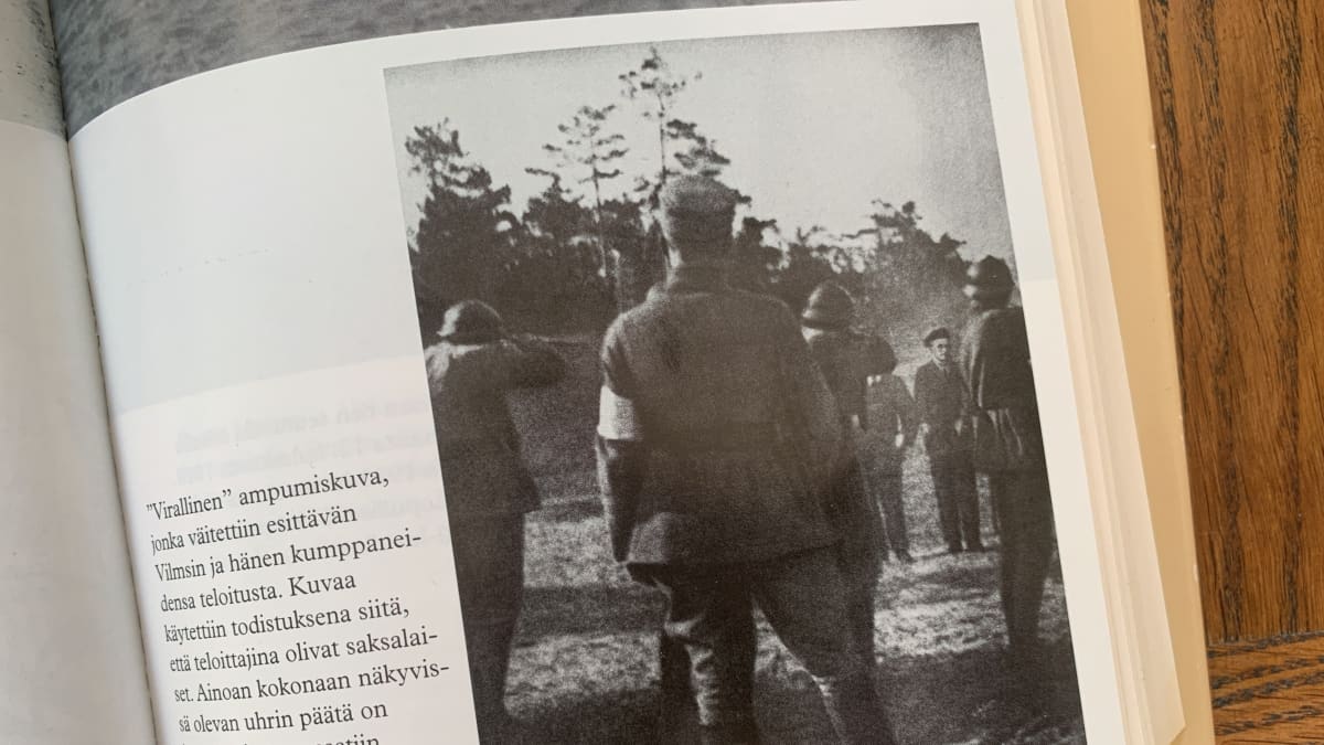 Kuva Jüri Vilmsin teloituksesta on Seppo Zetterbergin mukaan retusoitu. Kuva on Zetterbergin kirjasta Jüri Vilmsin kuolema (Otava, 1997).