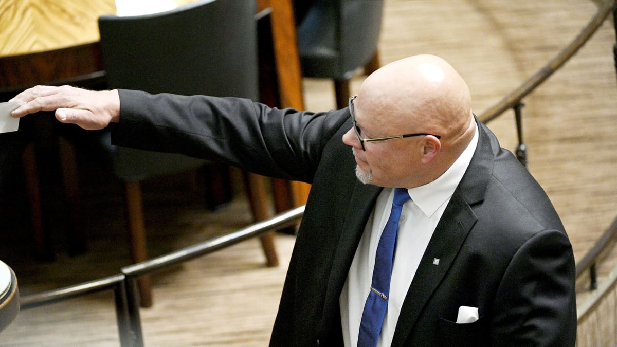 Kansanedustaja Ano Turtiainen äänestää puhemiehen vaalissa eduskunnan täysistunnossa Helsingissä. 