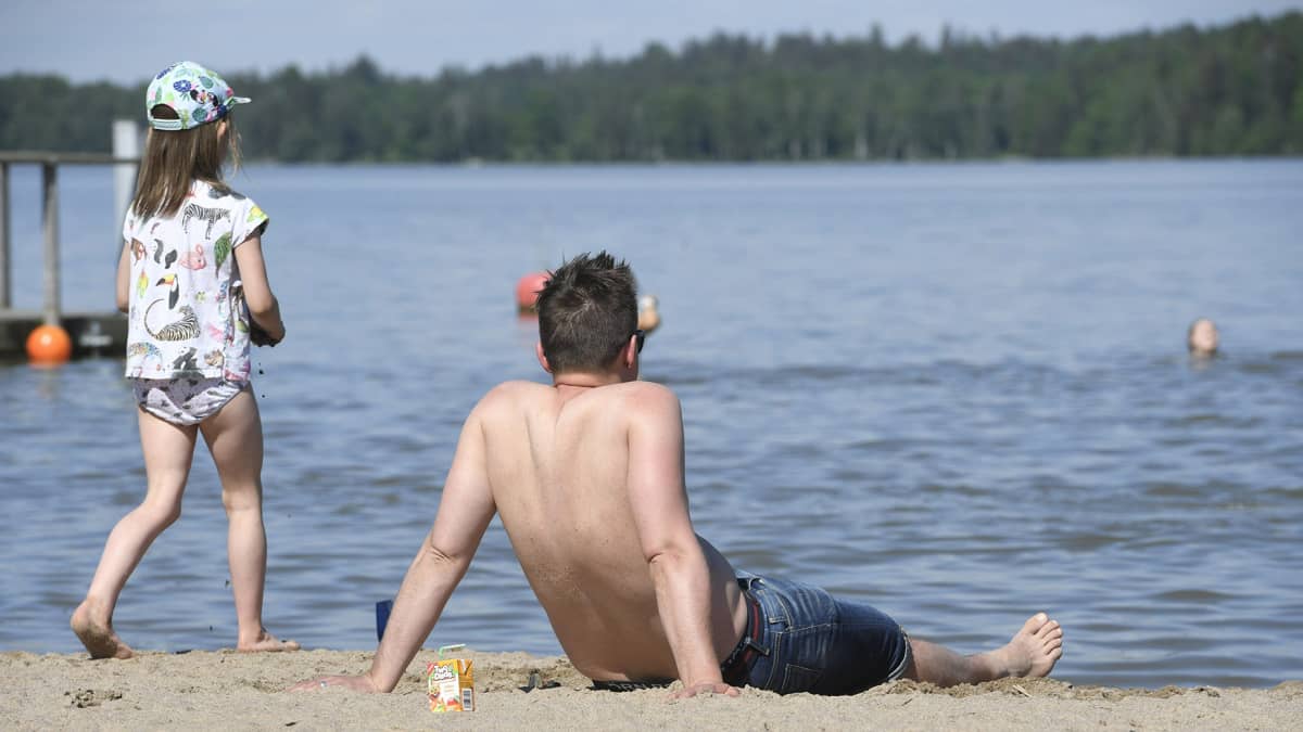 Rantaelämää Oittaan uimarannalla Espoossa torstaina 11. kesäkuuta.