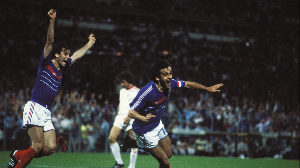 Michel Platini tuulettaa voittomaalia vuoden 1984 EM-välierässä Portugalia vastaan