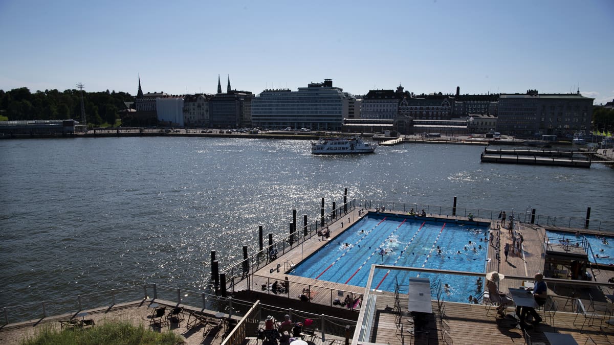UimareitaAllas Sea Poolin altaassa.