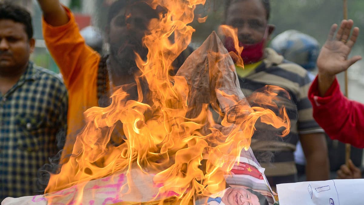 Kuvassa BJP:n kannattajat polttavat Xi Jinpingin kuvan Intian Prayagrajissa .