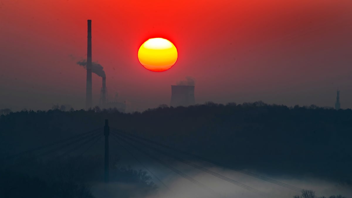 Kuvassa on auringonnousu savusumun peittämässä Puolan Krakovassa.