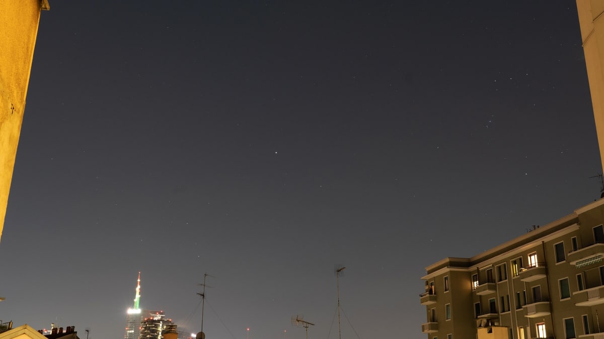 Kuvassa on tähtikirkas yö Milanossa.