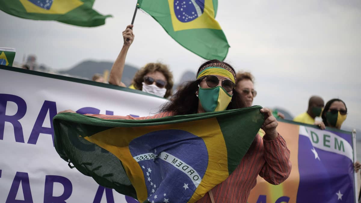 Presidentti Jair Bolsonaron kannattajia mielenosoituksessa.