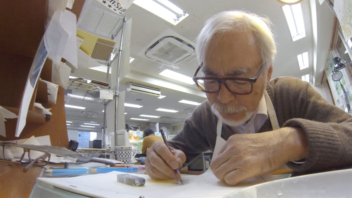 Elokuvaohjaaja Hayao Miyazaki piirtää. Kuva vuodelta 2018.