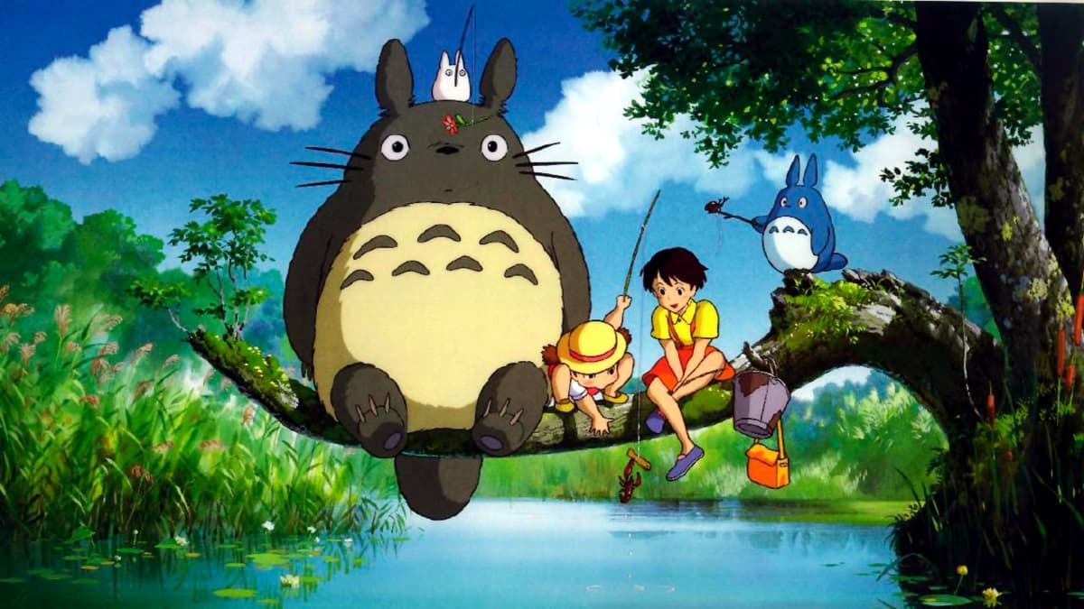 Hayao Miyazakin elokuva Naapurini Totoro. Totorohahmo ja elokuvan päähenkilöinä olevat lapset istuvat puun oksalla onkimassa.