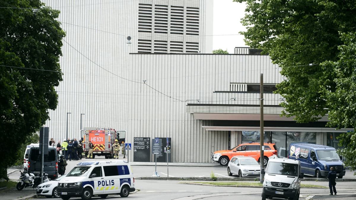Poliisin ja pelastuslaitoksen yksiköitä Helsingin kaupunginteatterilla