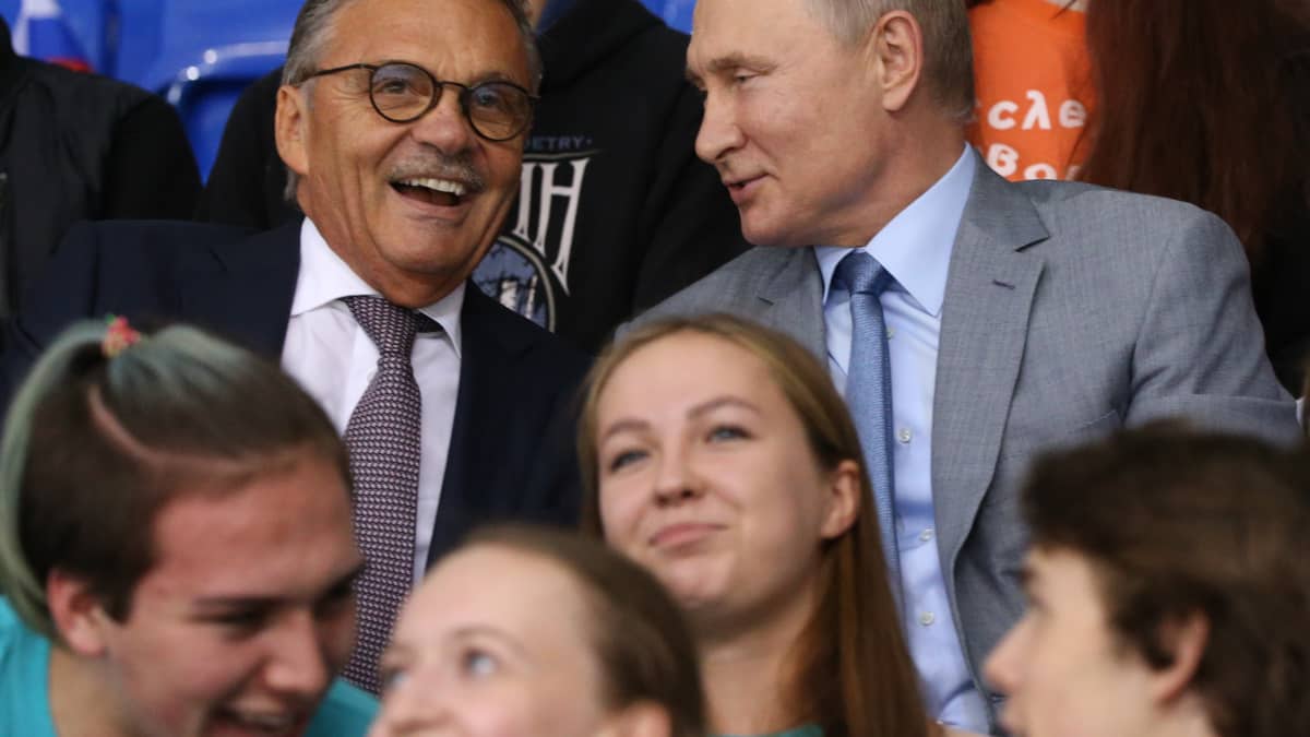 IIHF:n puheenjohtaja René Fasel ja Venäjän presidentti Vladimir Putin katselevat jääkiekko-ottelua yhdessä.