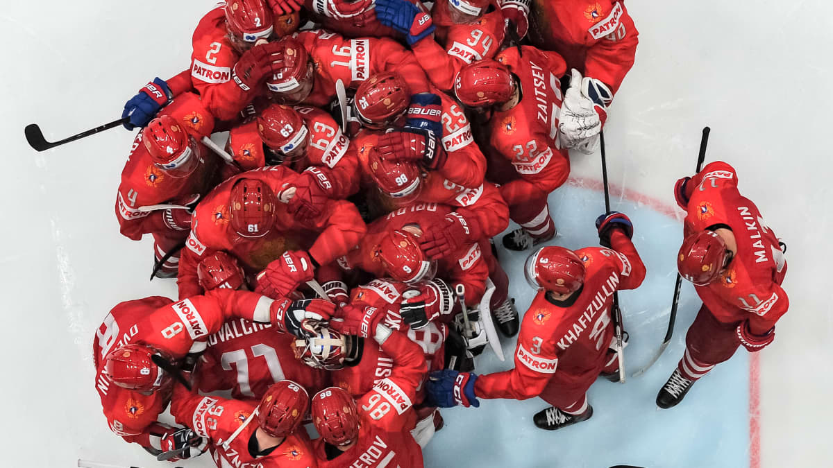 Venäjän joukkue juhlii MM-hopeaa jääkiekossa vuonna 2019.