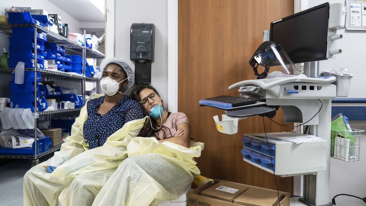 Tehohoidon työntekijät lepäävät sairaalan käytävällä Texasin Houstonissa.