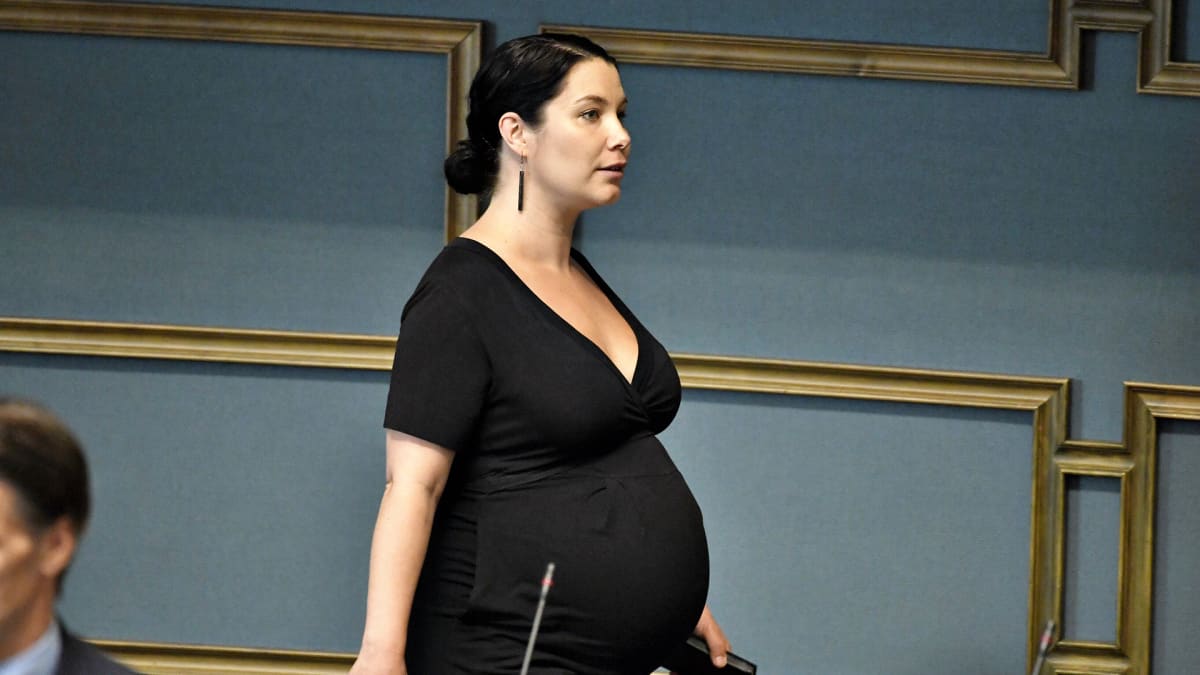 Kansanedustaja Emma Kari sai kolmannen lapsensa Yle Uutiset