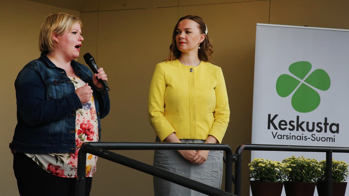 Kuvassa ovat Annika Saarikko ja Katri Kulmuni Loimaalla heinäkuun 2020 alussa.