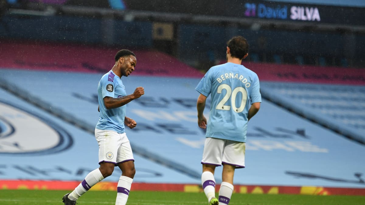 Manchester Cityn Raheem Sterling ja Bernardo Silva juhlivat maalia. 