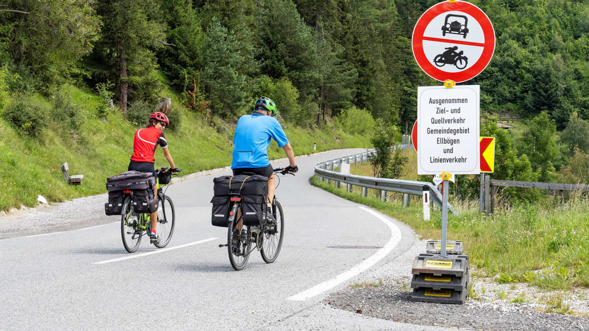 Pyöräretkeilijöitä Tirolissa Itävallassa.
