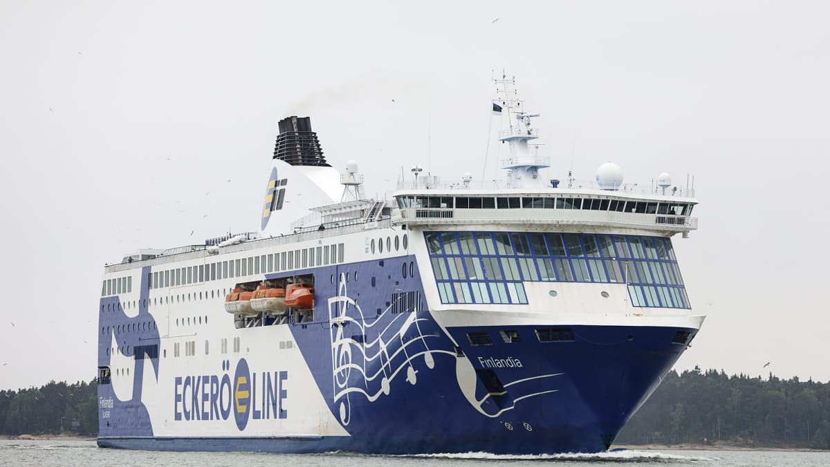  Eckerö Linen matkustajalaiva merellä Helsingin edustalla.