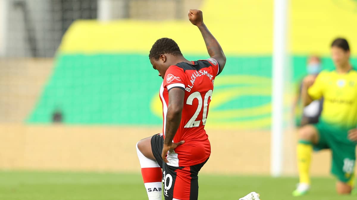 Southamptonin Michael Obafemi polvistuu ennen Valioliigan ottelua