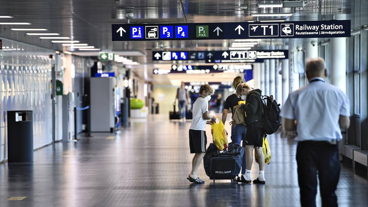 Matkustaja Helsinki-Vantaan lentoasemalla 25. kesäkuuta 2020. 