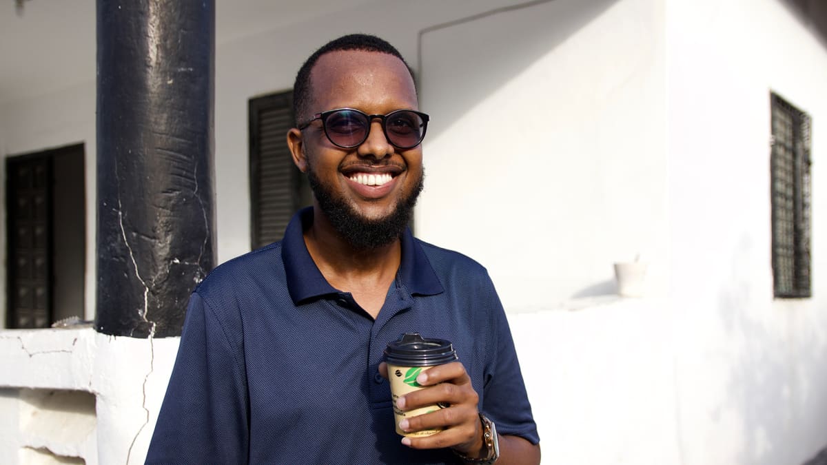 Abdullahi Mohamed muutti takaisin Somaliaan Ruotsista ja tilasi itselleen ja ystävilleen kotiin kahvia.