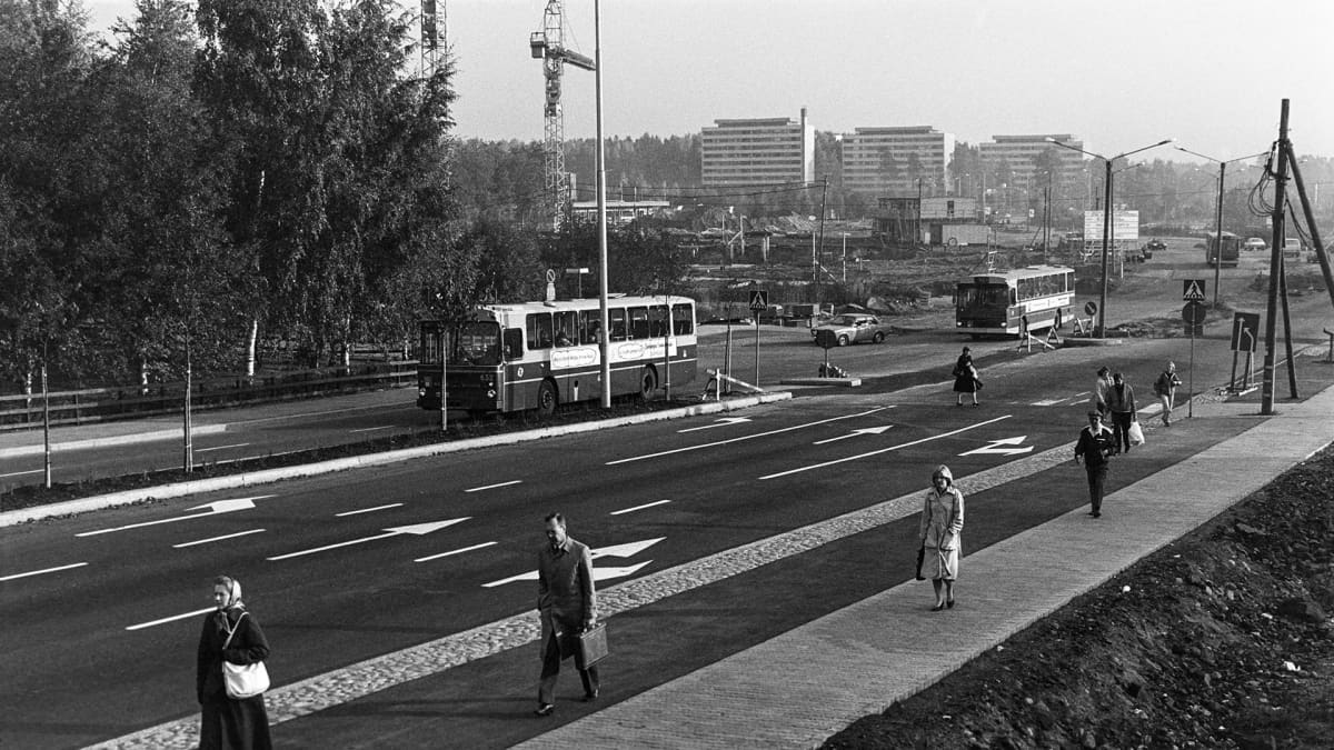  Itäkeskus, Turunlinnantie. Taustalla Puotinharjun ostoskeskus. Kuva vuodelta 1982.