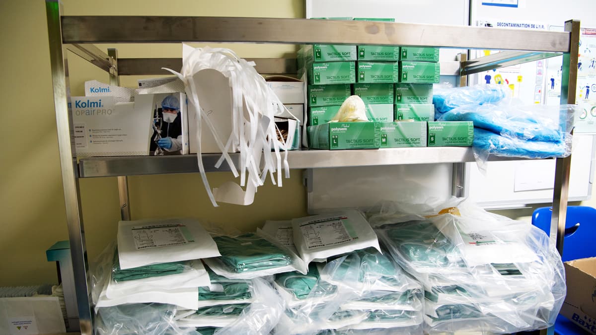 Kuvassa on muovisia tarvikkeita sairaalassa.