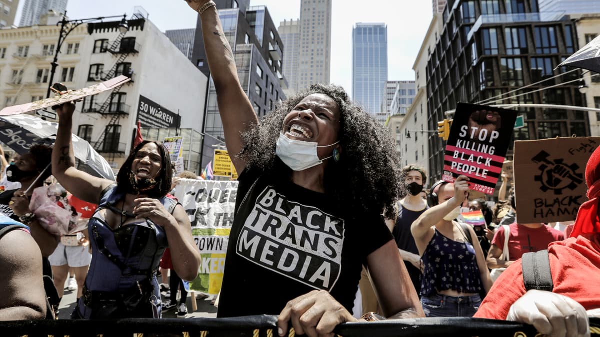Seksuaali- ja sukupuolivähemmistöt marssivat Black Lives Matter-asian puolesta New Yorkissa 28. kesäkuuta.
