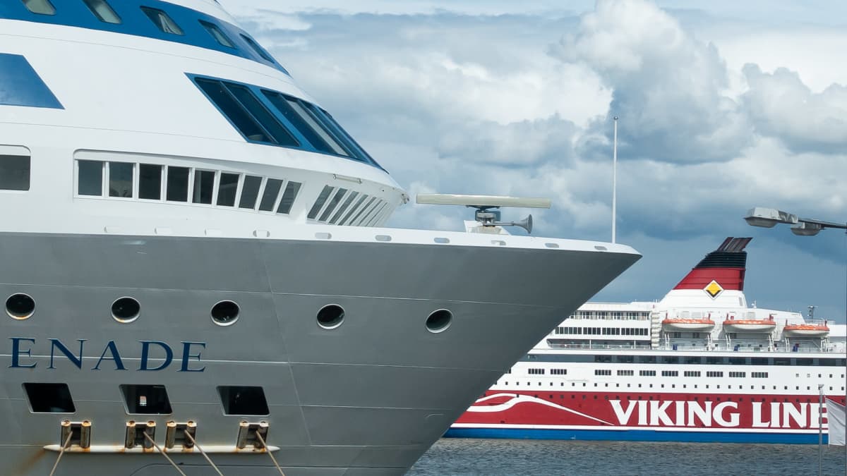 Tallink Siljan ja Viking Linen suuret matkustajalautat ovat kuin vierekkäin sataman vastakkaisilla puolilla.