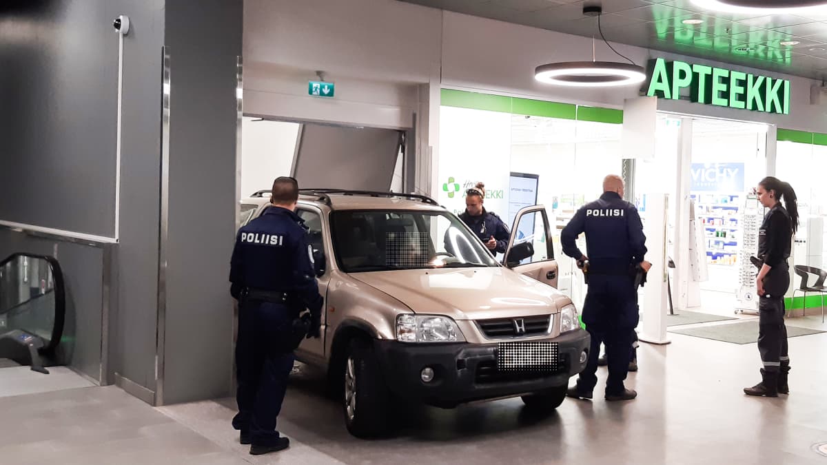 Henkilöauto ajoi maanantaina sisälle kauppakeskus Megahertziin Helsingin Herttoniemessä.
