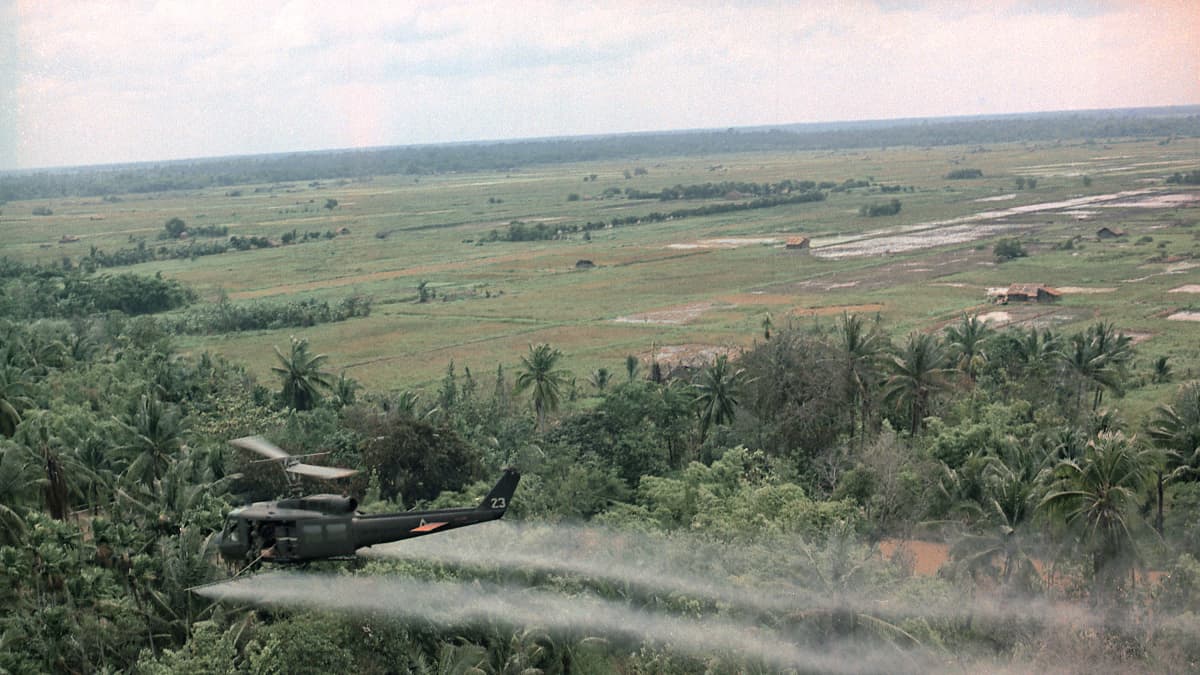 Yhdysvaltalaiskone laskee kasvimyrkkyä viidakkoon Vietnamin sodassa