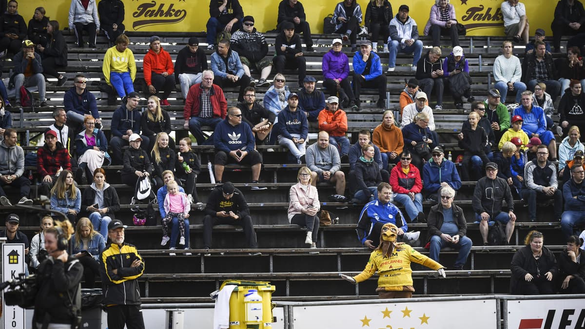 Yleisöä pesäpallon miesten Superpesiksen ottelussa.
