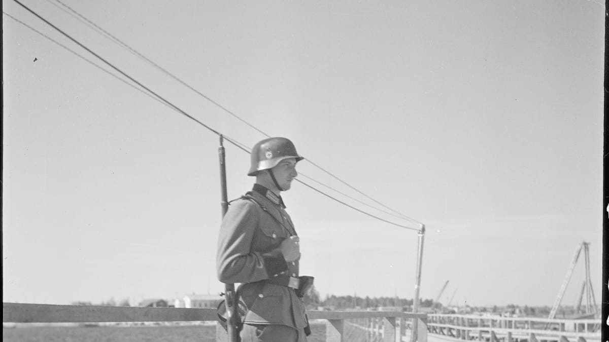 Saksan armeijan sotilas vartioi Kemijoen ylittävää  pioneerisiltaa kesällä 1941. 