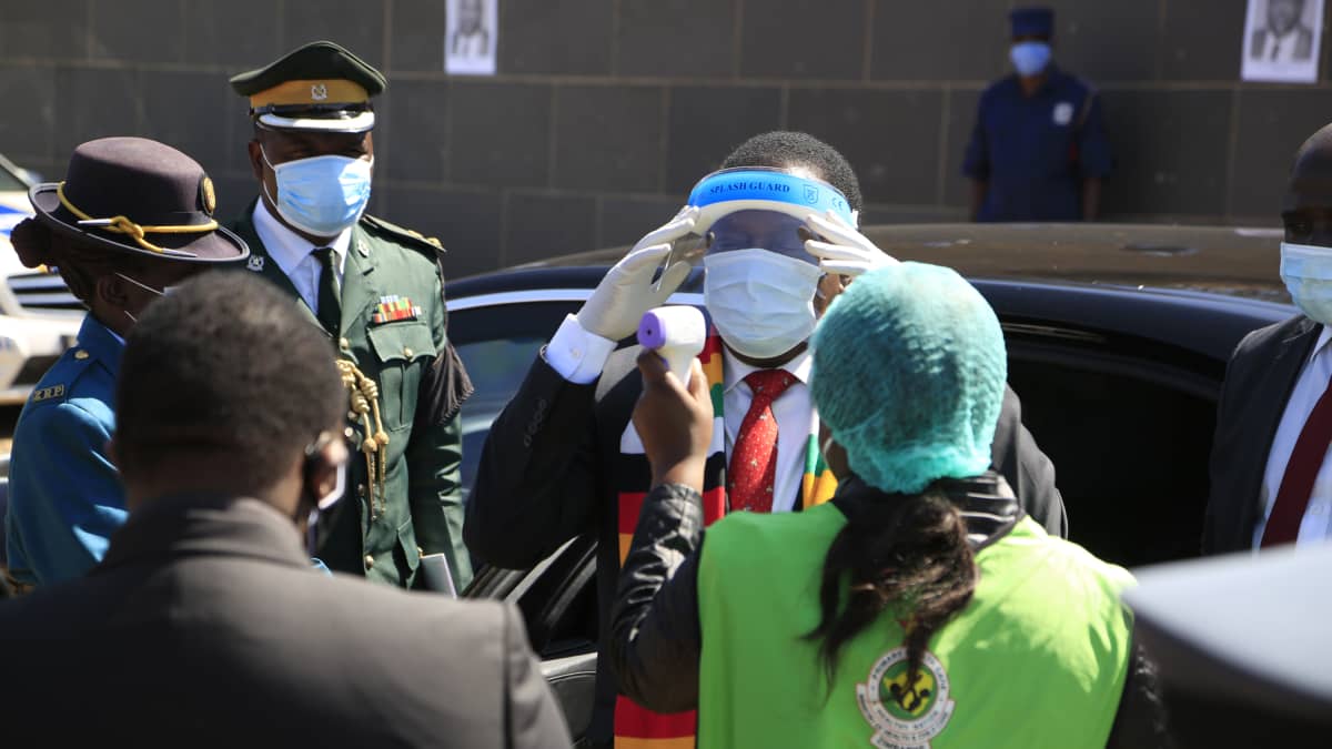 Ruumiinlämpöä mitataan presidentti Emmerson Mnangagwalta otsasta