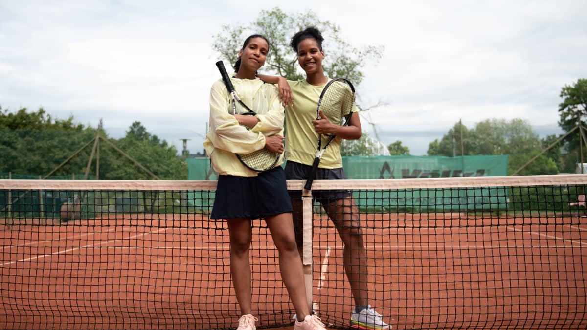 Tennissiskokset Naomi ja Wanda Holopainen tekevät nykyään työtä muun muassa suvaitsevaisuuden eteen. 