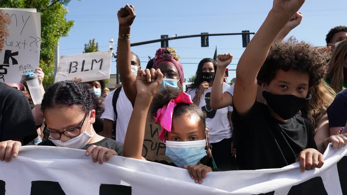 Ympäri maailmaa on nähty kesän aikana laajoja mielenosoituksia ihmisoikeuksien puolesta. Kuvassa nuoria protestoijia Portlandissa Oregonissa. 