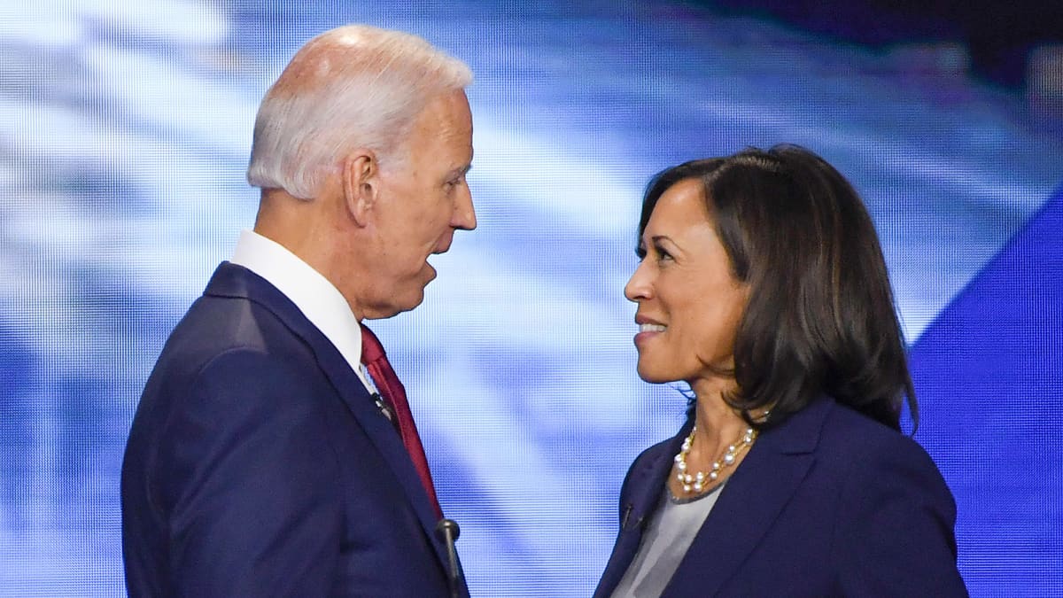 Joe Biden ja Kamala Harris keskustelivat Houstonissa Texasissa 12. syyskuuta 2019 demokraattien presidenttiehdokkaiden väittelyn jälkeen. Tuolloin Harris kampanjoi vielä oman ehdokkuutensa puolesta.