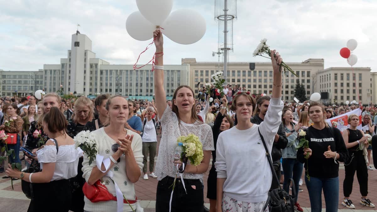 Minskin Itsenäisyyden aukiolle saapuneet ihmiset osoittivat mieltään presidenttiä, vaalivilppiä ja mielenosoittajiin kohdistunutta väkivaltaa vastaan.
