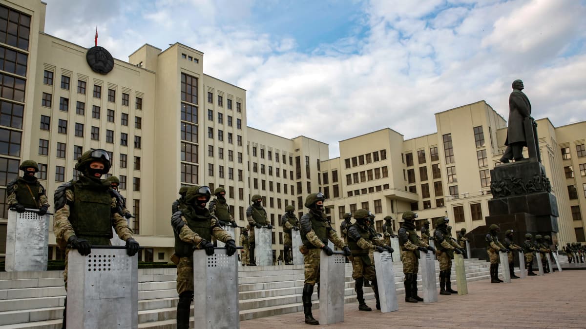 Sisäministeriön joukot vartioivat Itsenäisyyden aukiolla sijaitsevaa Hallituksen taloa Minskissä.