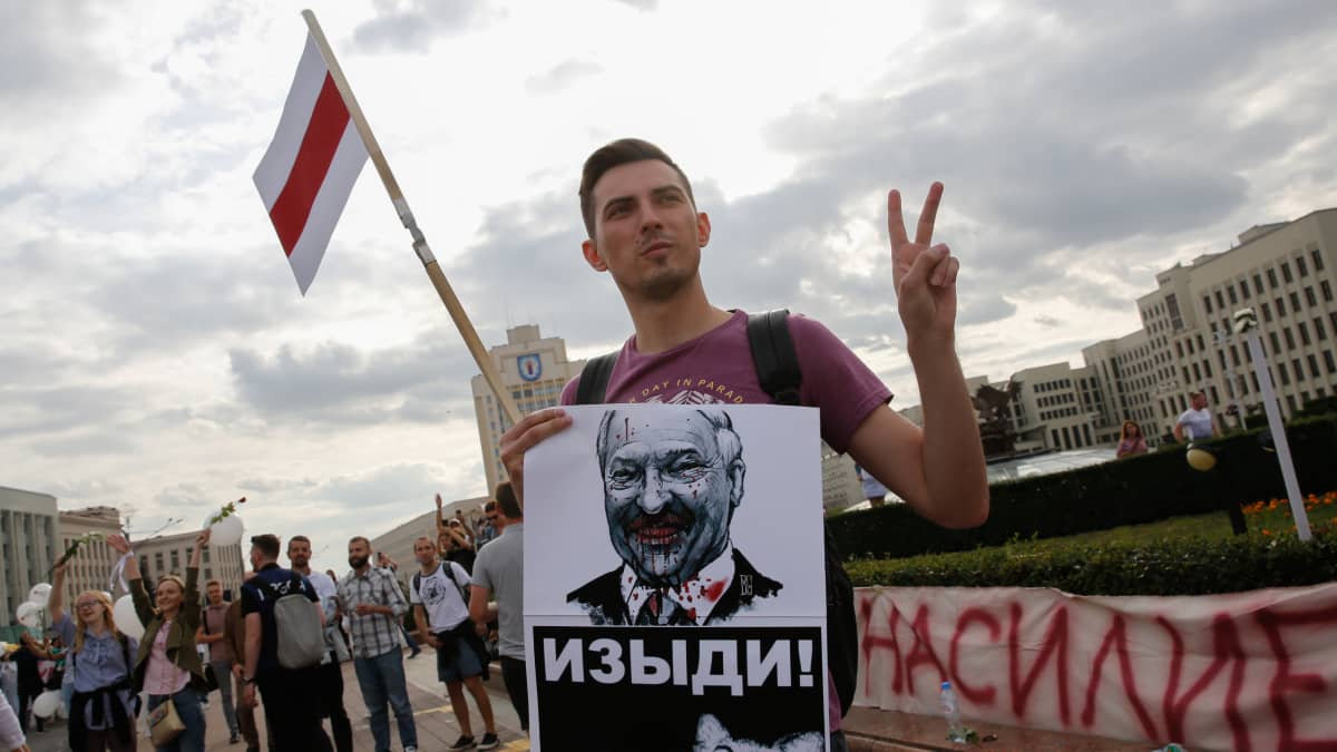Ihmiset vaativat, että Valko-Venäjän presidentinvaalien tulos mitätöidään. Virallisten lukujen mukaan Lukašenka olisi saanut 80 prosenttia äänistä.